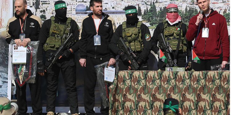 Hamás libera a tres rehenes israelíes y pide llama a iniciar segunda fase de la tregua