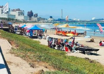 Ambulantes se toman Playa de Ventanas en Puchuncaví e instalan toldos azules y parrillas