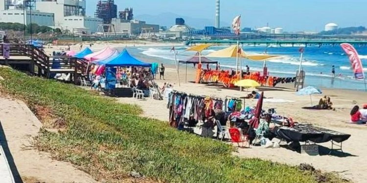 Ambulantes se toman Playa de Ventanas en Puchuncaví e instalan toldos azules y parrillas