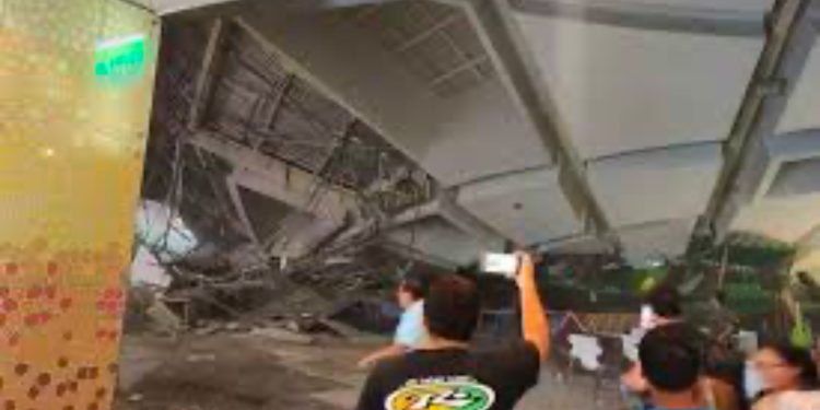 Al menos tres muertos y 29 heridos tras caída techo de patio de comidas de un centro comercial en Perú