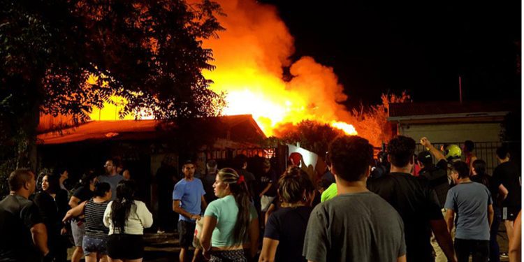 Seis viviendas afectadas dejó incendio que se provocó tras el regreso de la luz en La Florida