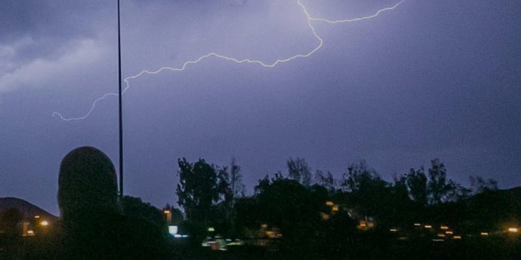 Se registran lluvias y truenos en algunas comunas de la Región Metropolitana y zonas precordilleranas de Los Andes