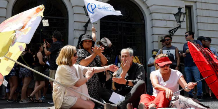 Profesores de Santiago confirman paro indefinido luego de no llegar a acuerdo con alcalde Desbordes