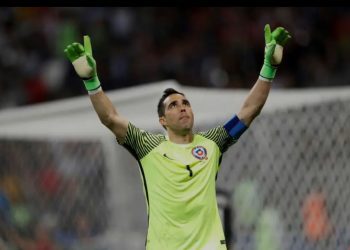 Claudio Bravo anuncia una gira realizando clínicas para arqueros de todo el país como forma de despedirse del fútbol