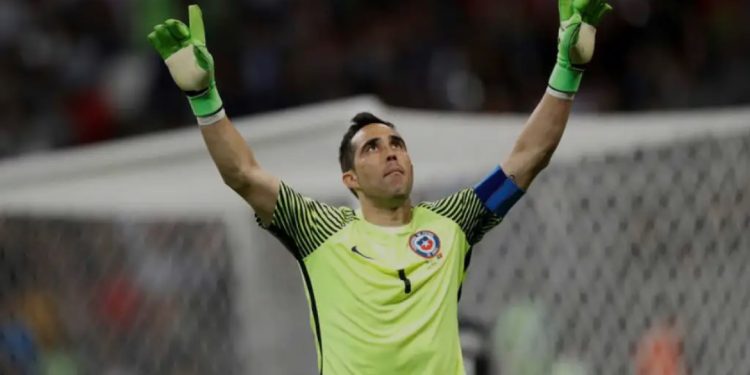 Claudio Bravo anuncia una gira realizando clínicas para arqueros de todo el país como forma de despedirse del fútbol