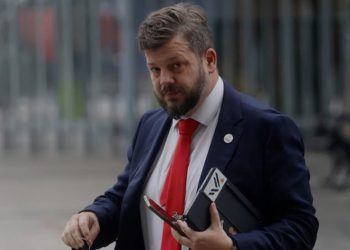 Sujetos roban especies desde auto de Johannes Kaiser en estación de servicio de Ruta 68