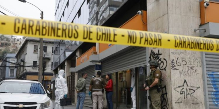Sujetos roban $150 millones desde Banco Estado y huyen disparando en pleno centro de Valparaíso