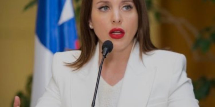 Se viraliza video donde Carolina Tohá es agredida por manfiestantes en la vía pública