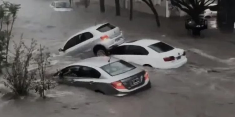 Se viraliza video donde Carolina Tohá es agredida por manfiestantes en la vía pública