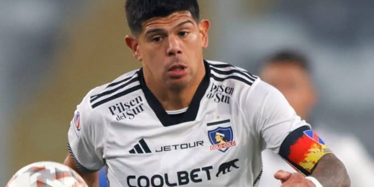 Delincuentes armados intimidan a esposa e hija de capitán de Colo Colo Esteban Pavez