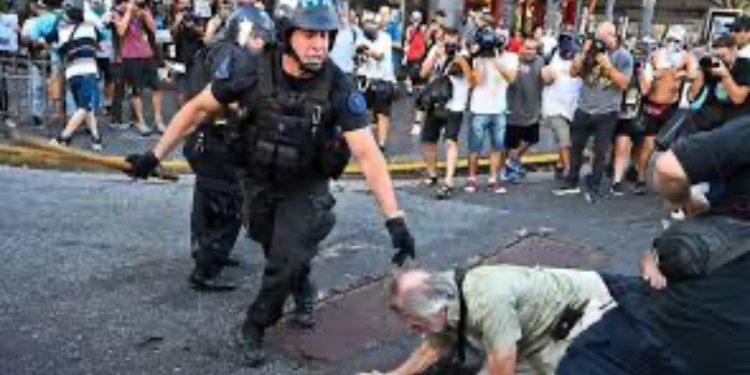 Marcha de jubilados y barras bravas en Argentina deja al menos 20 heridos y más de 100 detenidos