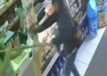 Mujer frustra asalto y se defiende de dos sujetos armados que entraron a robar en local de Los Ángeles