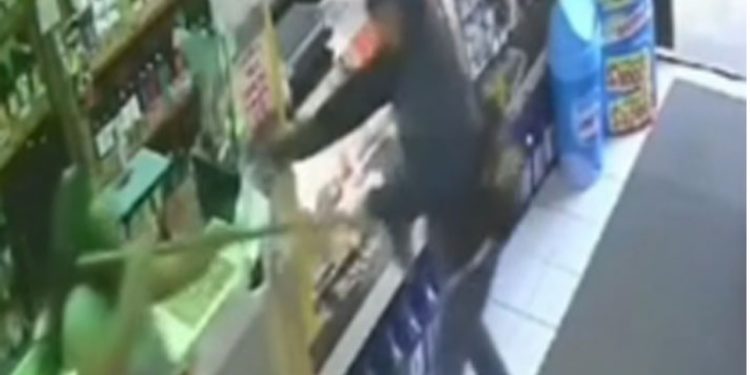 Mujer frustra asalto y se defiende de dos sujetos armados que entraron a robar en local de Los Ángeles