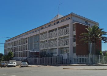 Mujer frustra asalto y se defiende de dos sujetos armados que entraron a robar en local de Los Ángeles