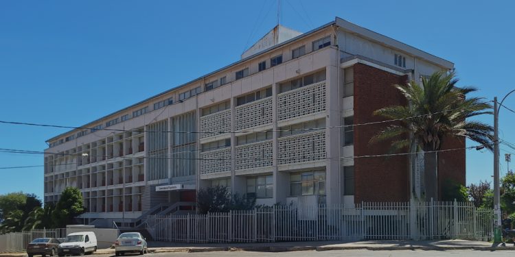 Mujer frustra asalto y se defiende de dos sujetos armados que entraron a robar en local de Los Ángeles