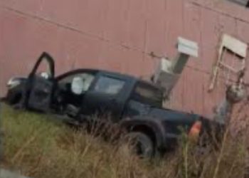 Mujer frustra asalto y se defiende de dos sujetos armados que entraron a robar en local de Los Ángeles