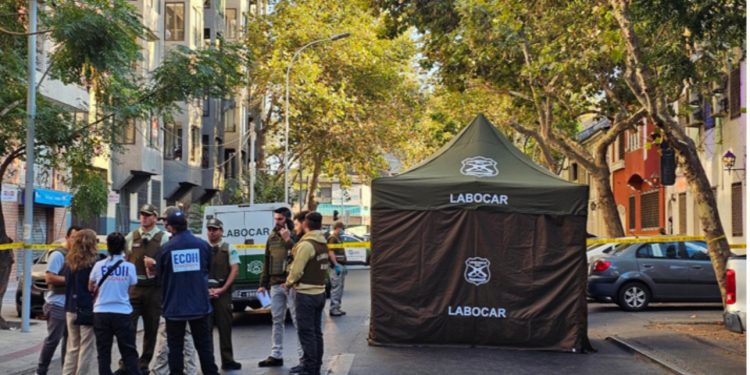 Dos hombres son asesinados a balazos en el centro de Santiago