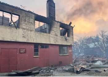 Un liceo destruido y decenas de viviendas quemadas deja saldo de gigantescos incendios en el sur