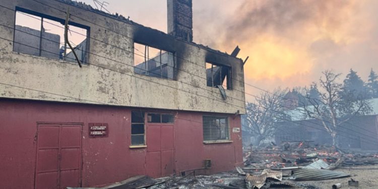 Un liceo destruido y decenas de viviendas quemadas deja saldo de gigantescos incendios en el sur