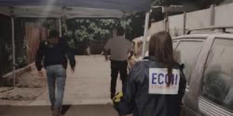 Un liceo destruido y decenas de viviendas quemadas deja saldo de gigantescos incendios en el sur