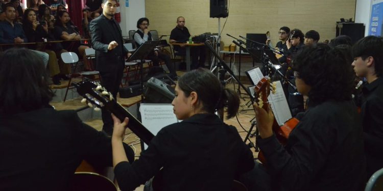 Se viraliza video donde Carolina Tohá es agredida por manfiestantes en la vía pública