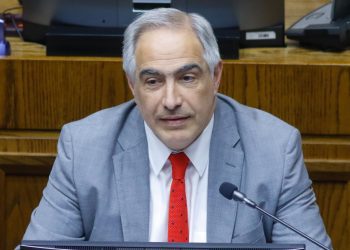 Senador Francisco Chahuán renuncia a RN para participar como independiente en la primaria de Chile Vamos