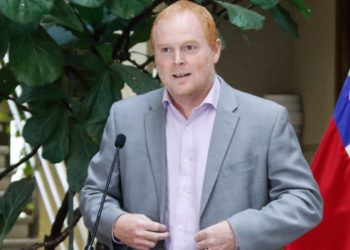 Rojo Edwards presenta su renuncia al Partido Social Cristiano luego que la colectividad descartada su candidatura presidencial