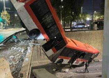 Bus Red cae a la Autopista Central tras accidente y deja once personas lesionadas