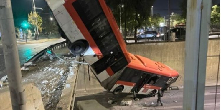 Bus Red cae a la Autopista Central tras accidente y deja once personas lesionadas