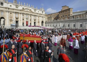 Restos del papa Francisco llega hasta la basílica de San Pedro y fieles se congregan para despedirlo