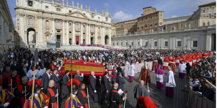 Restos del papa Francisco llega hasta la basílica de San Pedro y fieles se congregan para despedirlo