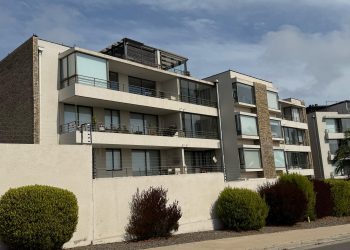 Denuncian inundación de costosos departamentos en Bosques de Montemar por falta de mantención del techo