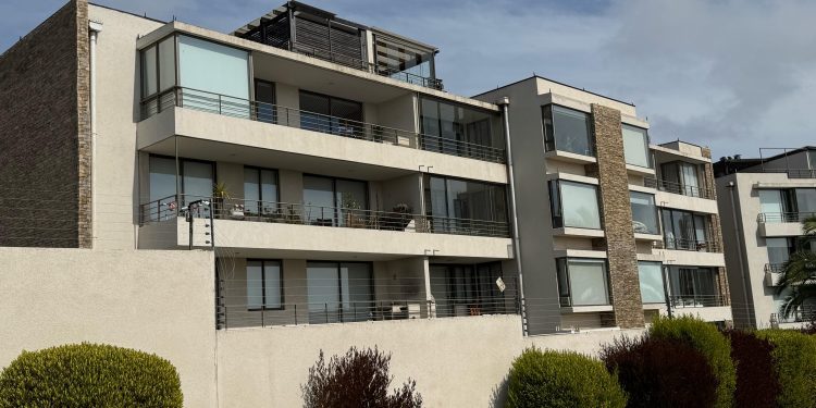 Denuncian inundación de costosos departamentos en Bosques de Montemar por falta de mantención del techo