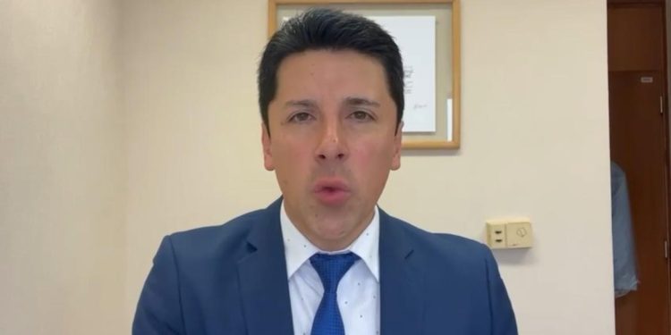 Diputado Mauro González hace un llamado a aprobar informe que busca suspender terapias de hormonización en menores de edad