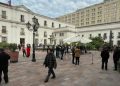 Funcionarios de La Moneda realizan evacuación preventiva debido a fuerte olor a gas