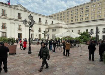 Funcionarios de La Moneda realizan evacuación preventiva debido a fuerte olor a gas