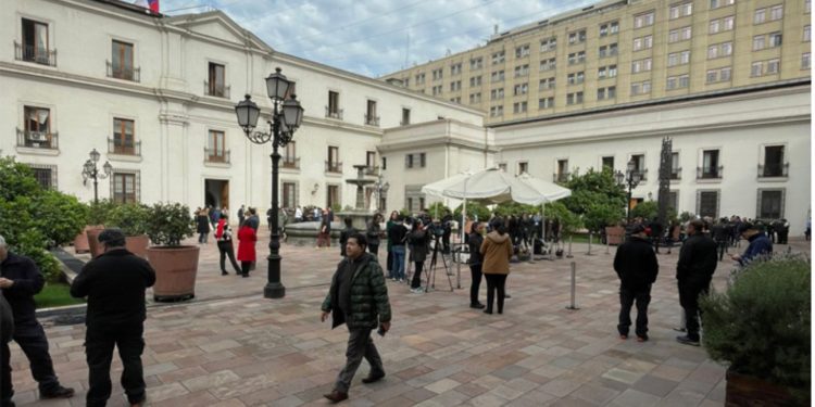 Funcionarios de La Moneda realizan evacuación preventiva debido a fuerte olor a gas