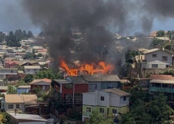 Incendio consumió dos viviendas en Villa Independencia de Viña