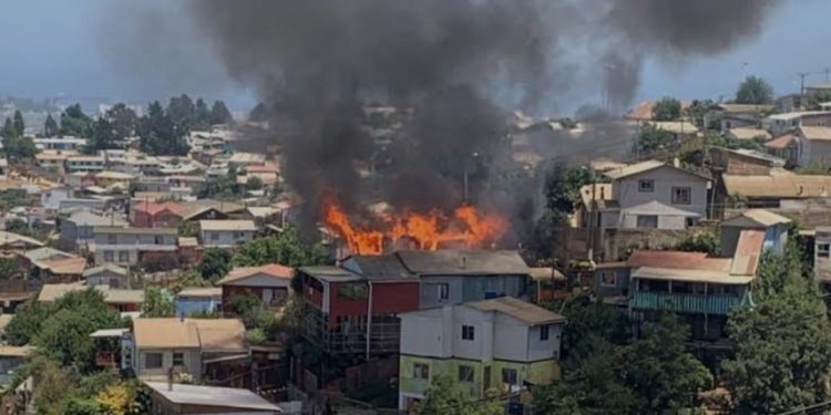 Incendio consumió dos viviendas en Villa Independencia de Viña