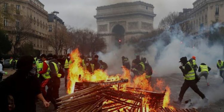 Dos muertos, heridos, saqueos y autos incendiados en festejos en Paris luego que PSG ganara la Champions