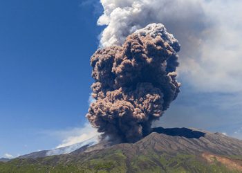 Erupción de Volcán Etna deja enorme nube de humo y cenizas en Italia