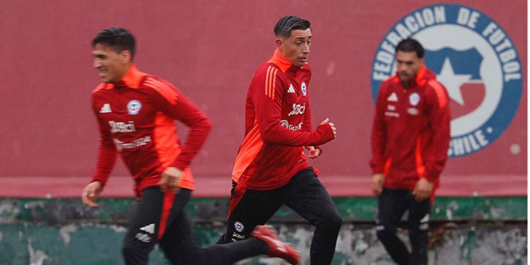 Gareca prueba probable formación de Chile para enfrentar a Argentina por Clasificatorias