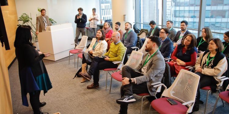 Alianza público-privada concreta 5.000 becas en habilidades digitales e IA en Chile