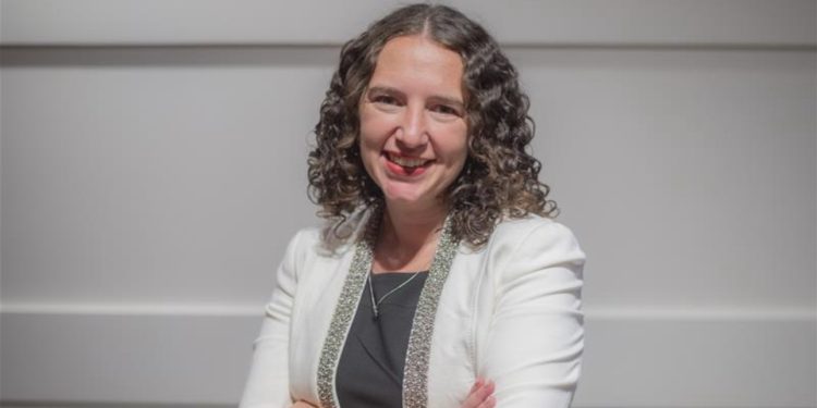 Alianza público-privada concreta 5.000 becas en habilidades digitales e IA en Chile