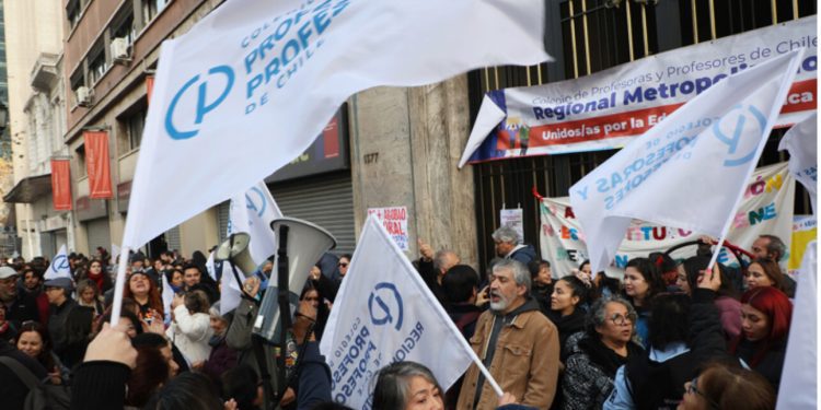 Alianza público-privada concreta 5.000 becas en habilidades digitales e IA en Chile