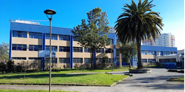 Detienen a un alumno por portar arma y a otro por drogas