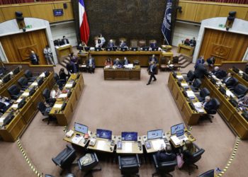 Senado despacha reforma al sistema político con umbral del 5% y pérdida de escaño por renuncia al partido