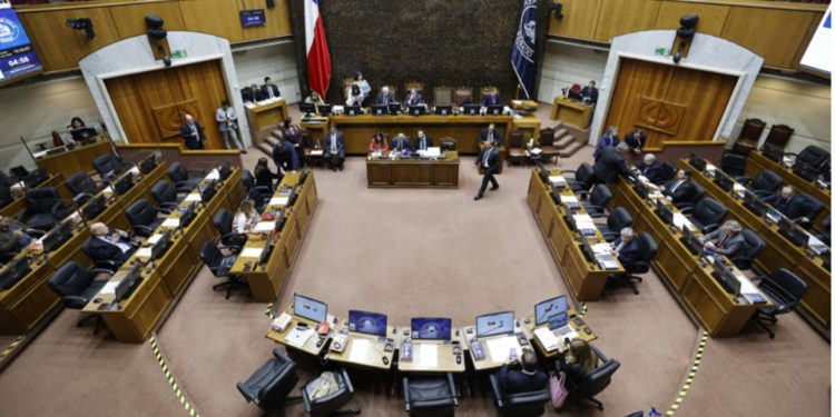 Senado despacha reforma al sistema político con umbral del 5% y pérdida de escaño por renuncia al partido