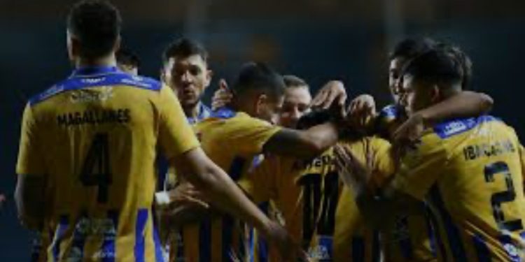 Everton ganó a Iquique en el norte y se aleja de los últimos lugares de la tabla