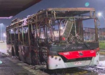 Queman bus del transporte público en Pedro Aguirre Cerda y dejan panfletos alusivos a causas anarquistas